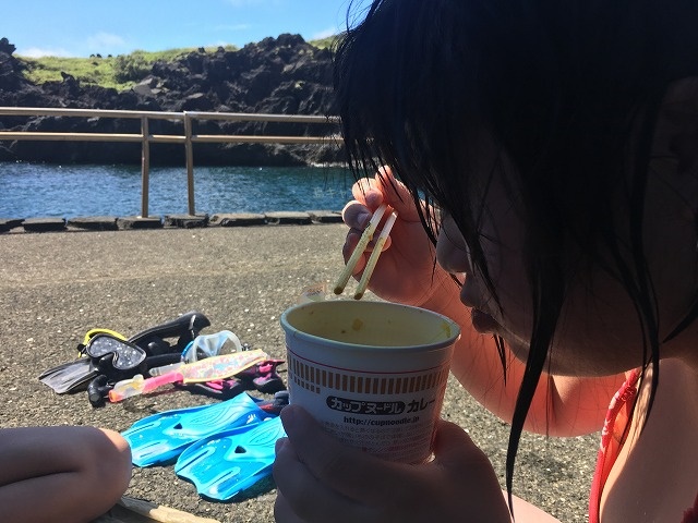 ビーチでカップラーメン